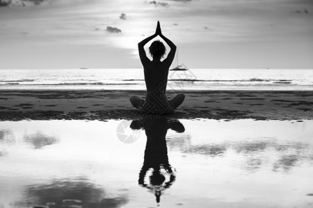 海边瑜伽女人的剪影黑白照片对比图片