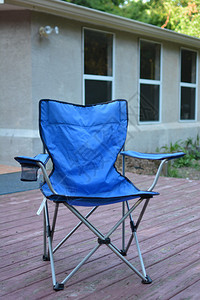 露营和户外使用的蓝色折叠椅图片