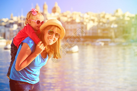 母亲和女儿在马耳他瓦图片