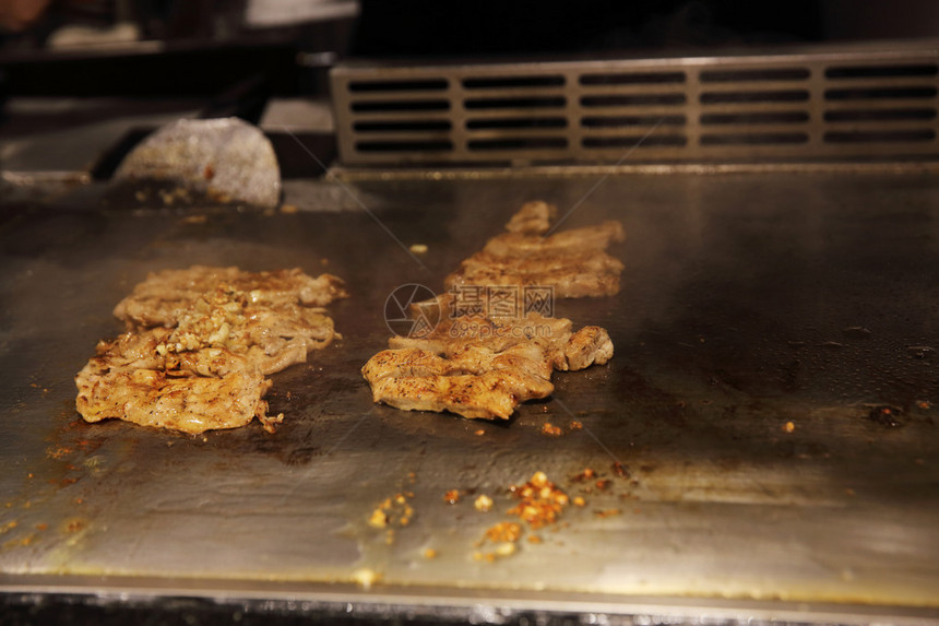 牛肉配蔬菜铁板烧日本料理图片