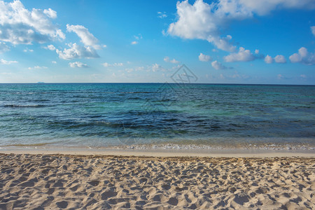 墨西哥海岸边的PlayaDelCarmen背景图片