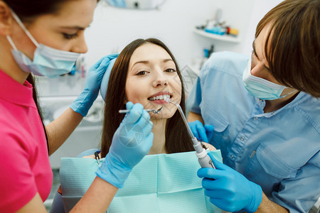 牙医和诊所的病人图片