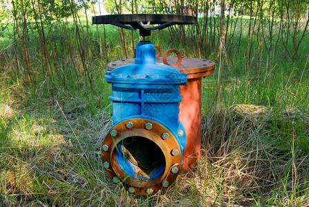 饮用水管的旧膨胀管与新的蓝色阀门和新的蓝色接头构件连接图片