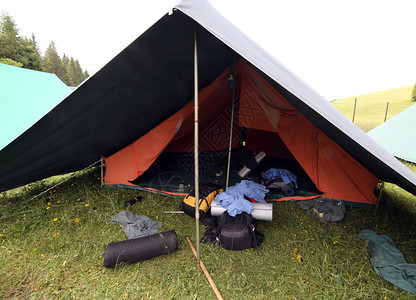 童子军营地的帐篷背包散开背景图片