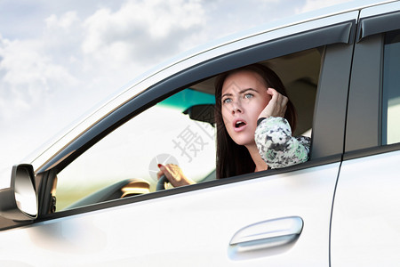 愤怒的愤怒妇女开车驾驶汽车不高兴的图片