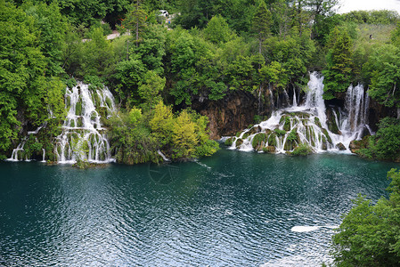 高山中风景如画的湖泊有瀑布图片