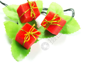 圣诞背景与绿叶上的礼品盒图片