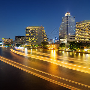 曼谷的风景晚上在灯图片