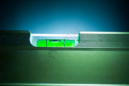 带照明的绿色水平管背景图片