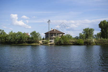 河屋和蓝天背景图片