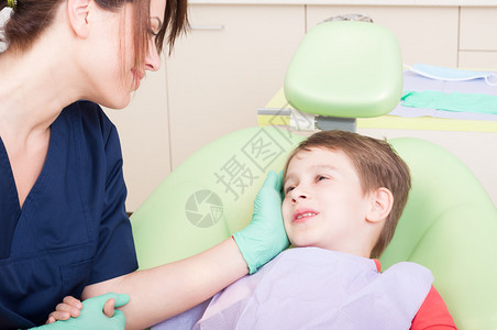 在牙医办公室有特别照顾的儿童病人图片
