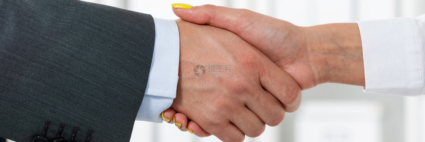 男和女在办公室握手穿着西装的商人与女人握手严肃的商业和合作理念合作伙伴达成交易图片