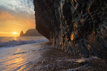 海边有岩石的海景和美丽的日落图片