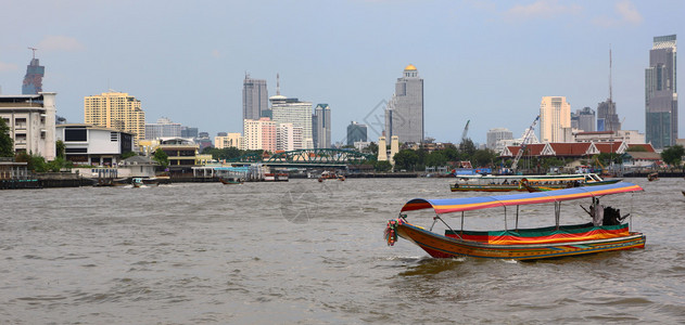 Phraya河上丰富多彩图片