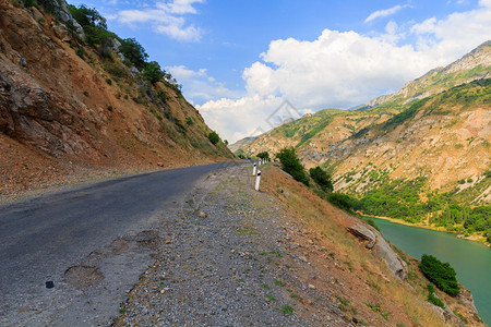 通往山地之路乌兹别克斯图片