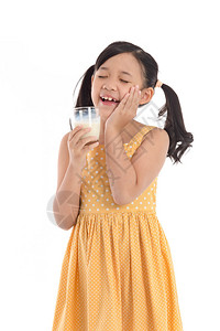 可爱的亚洲孩子喝牛奶背景图片
