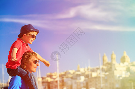 父亲和儿子在马耳他瓦图片