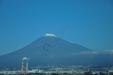 日本雄伟的富士火山秋天和城市景观图片