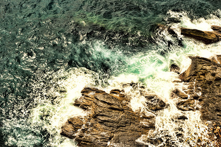 深瓶绿海撞上岩石在撤退前将图片