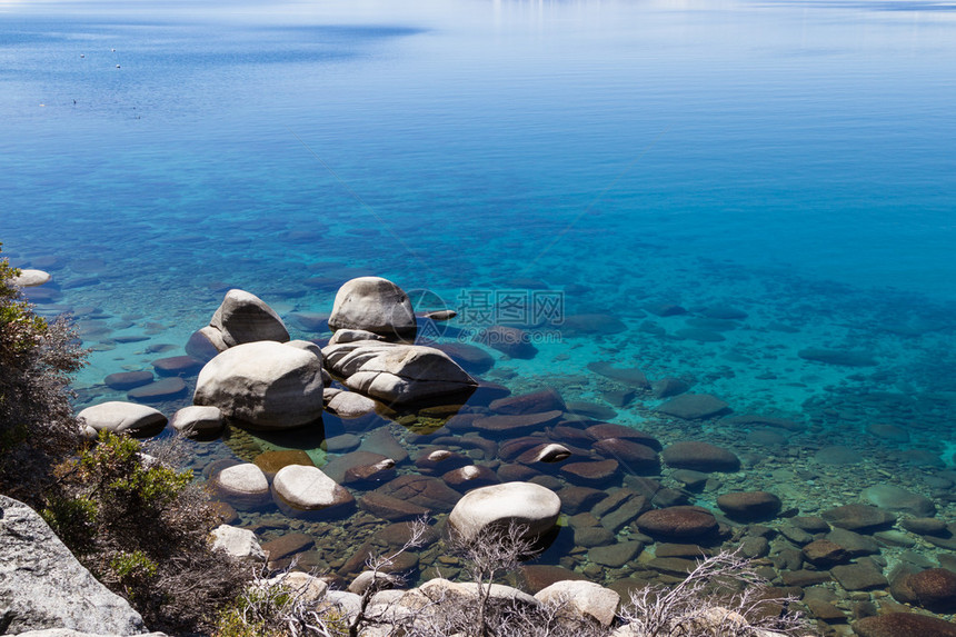 在塔霍湖美丽的一天清蓝的海水反映图片
