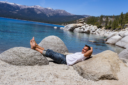 成年男在Tahoe湖放图片