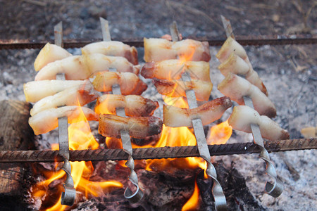 美味的油炸猪油在火上烹饪图片