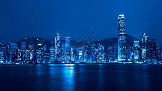 维多利亚港湾天际晚上在香港背景图片