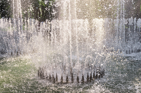 美丽的城市喷泉城市街道的景观设计炎热夏日的图片