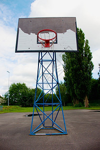 破旧的篮球架和背景中的蓝天图片