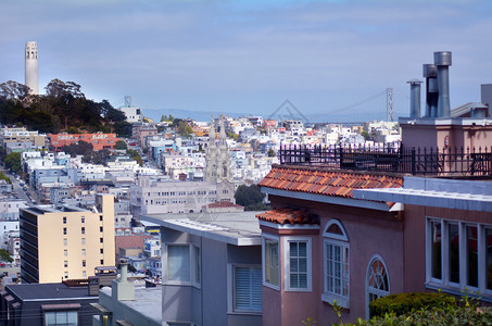 从加州旧金山黄昏的伦巴德图片