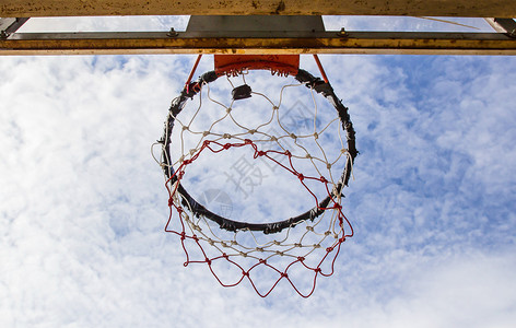 篮球框紧靠天空背景图片