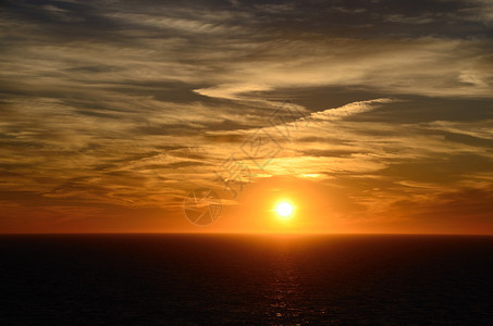 美丽温暖的日落海中图片
