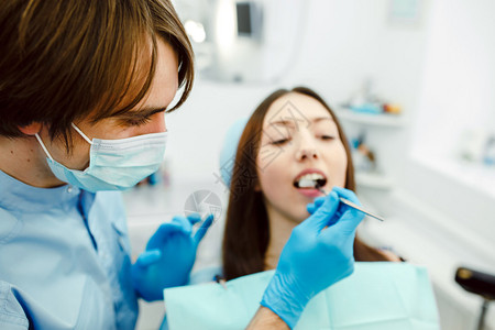 牙医和诊所的病人图片