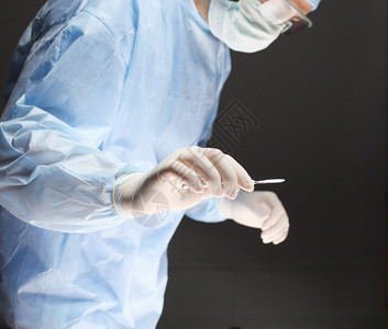 外科医生在手术室图片