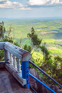 对绿丛林和蓝天空景观的空中观视热带1237踏上顶山虎洞穴泰国亚洲省ThamSuaKr背景图片