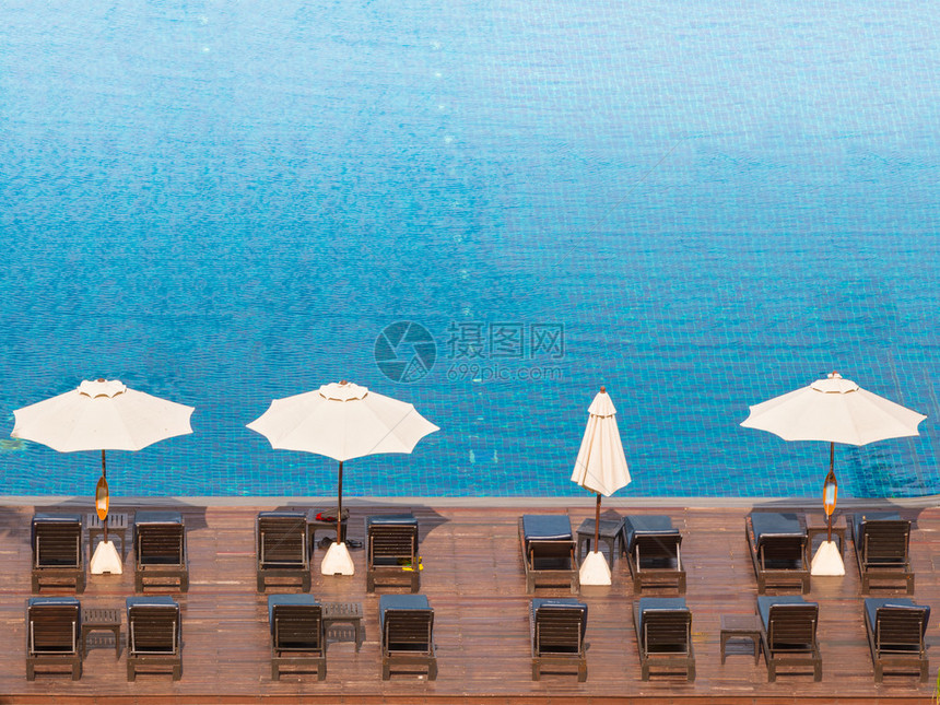 位于泰国华欣的装饰海滩椅和白图片