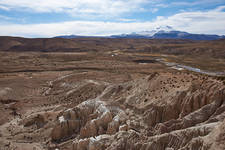 位于智利北部高原上劳卡公园的一条河谷顶端的侵蚀岩层图片