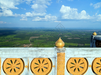 对绿丛林和蓝天空景观的空中观视热带1237踏上顶山虎洞穴泰国亚洲省ThamSuaKr背景图片