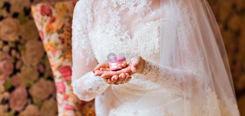 新娘手中的戒指盒图片