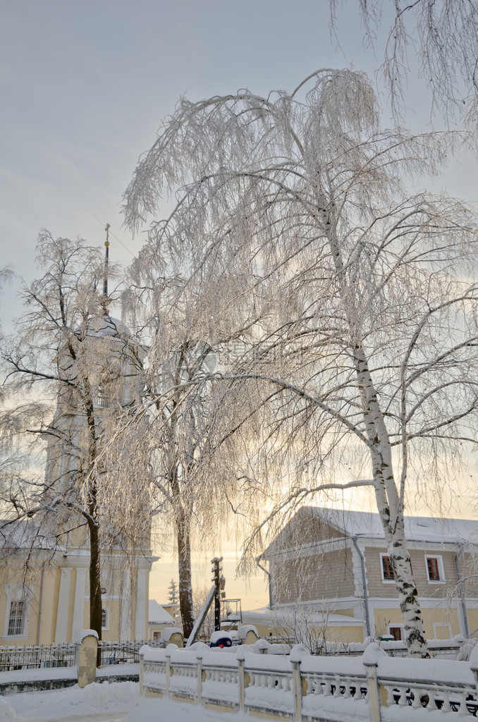 俄罗斯阿夫多蒂亚诺村古老钟塔的冬季风景图片