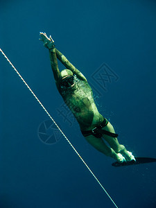 Freediver在埃及Dahab蓝洞安图片