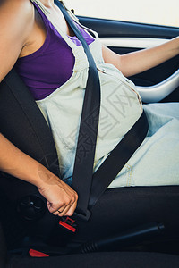 孕妇在车里安全带图片