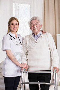 微笑的医生和老人使用助行器图片