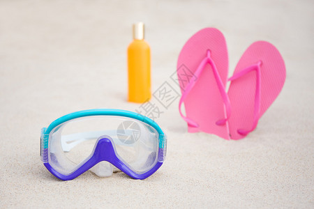 夏季背景沙滩上的潜水面具翻图片