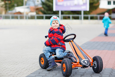 有趣的小男孩在户外玩具赛车儿童驾驶汽车儿童概图片