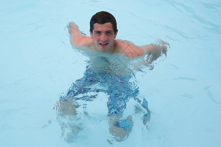 夏天游泳池里的年轻人图片