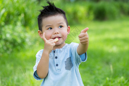 可爱的亚洲小男孩吃零食用图片