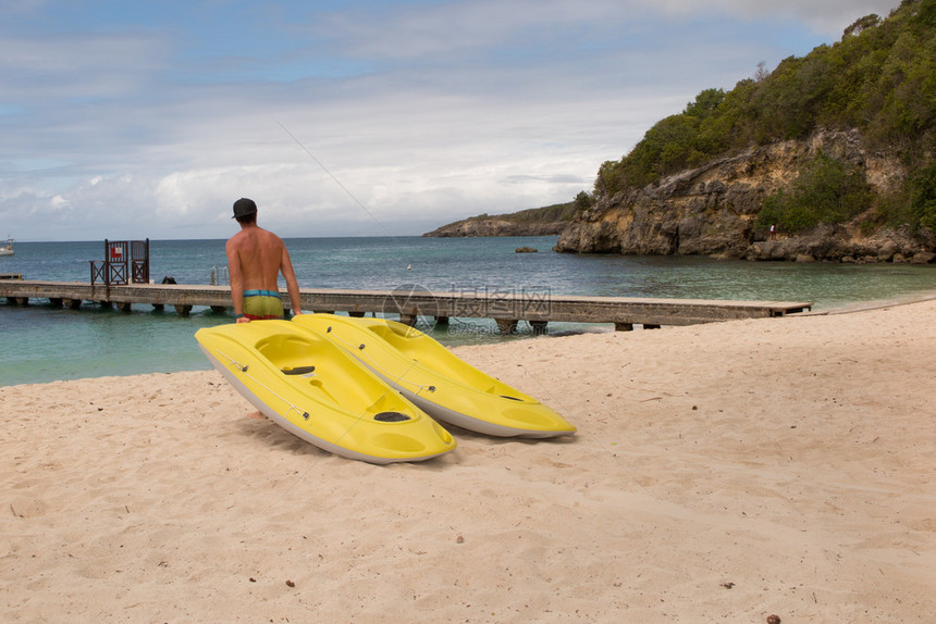 在美丽的加勒比沙滩上划皮艇图片