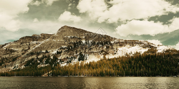 雪山云和湖全景与优胜美地的倒影图片