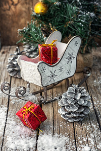 在圣诞老人雪橇背景上的圣诞装饰品图片